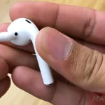 Один наушник играет тише