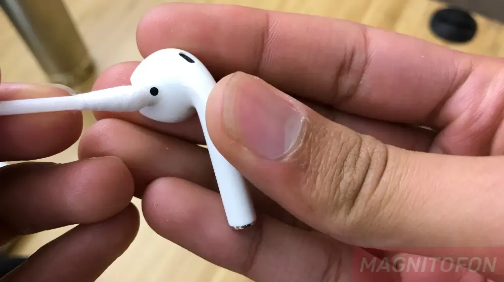 Один наушник играет тише