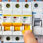 Выбивает автомат без нагрузки